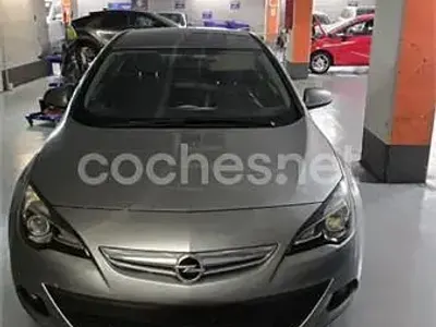 Usado Opel Astra GTC Sportive 140 CV (102 kW) 2012 Gris / plata Berlina