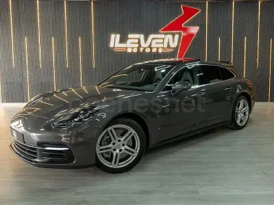 Usado Porsche Panamera Sport Turismo 462 CV (339 kW) 2018 Gris / plata Familiar