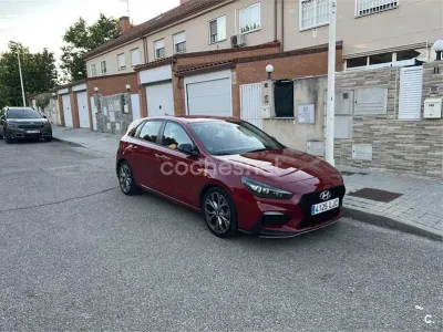 Usado Hyundai i30 140 CV (102 kW) 2020 Rojo Berlina