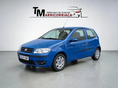 Usado Fiat Punto Active 70 CV (51 kW) 2005 Azul Utilitario