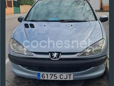 Usado Peugeot 206 70 CV (51 kW) 2003 Azul Berlina