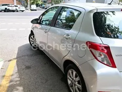 Usado Toyota Yaris Active 99 CV (72 kW) 2013 Gris / plata Utilitario
