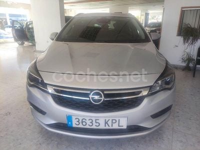 Usado Opel Astra Innovation 136 CV (100 kW) 2018 Gris / plata Familiar