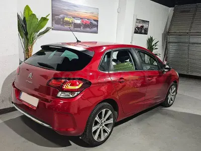 Usado Citroën C4 Feel 99 CV (72 kW) 2016 Granate Berlina