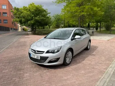 Usado Opel Astra Selective 116 CV (85 kW) 2015 Gris / plata Berlina