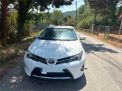 Usado Toyota Auris Business Edition 124 CV (91 kW) 2014 Blanco Berlina