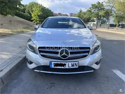 Usado Mercedes A180 Urban 109 CV (80 kW) 2013 Gris / plata Utilitario