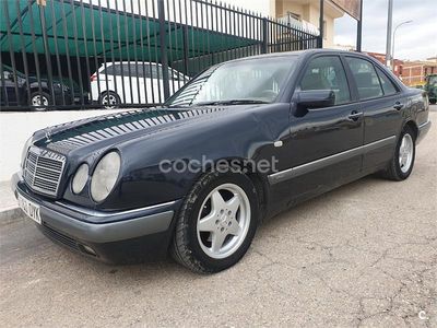 Azul Usado 1995 Mercedes E300 Elegance Berlina | 3000 €