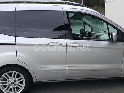Usado Ford Tourneo Courier Titanium 100 CV (73 kW) 2018 Gris / plata Monovolumen