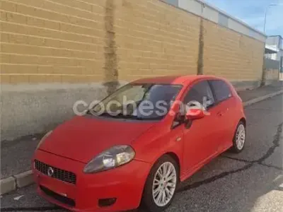 Usado Fiat Grande Punto Sport 90 CV (66 kW) 2008 Rojo Utilitario