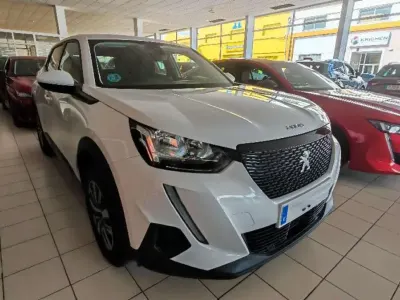 Usado Peugeot 2008 Active 110 CV (80 kW) 2021 Blanco SUV
