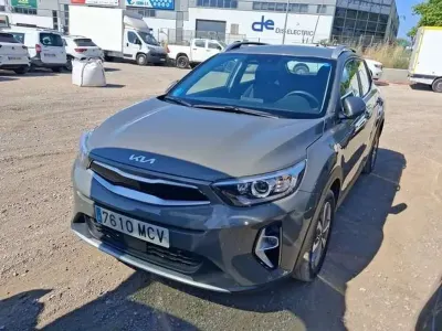Usado Kia Stonic 120 CV (88 kW) 2022 Verde SUV