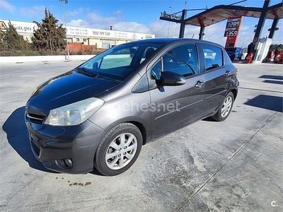 Usado Toyota Yaris Active 90 CV (66 kW) 2012 Gris / plata Utilitario