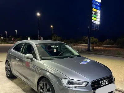 Usado Audi A3 Attraction 105 CV (77 kW) 2014 Gris / plata Berlina