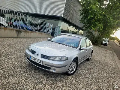 Usado Renault Laguna III Dynamique 150 CV (110 kW) 2007 Gris / plata Berlina