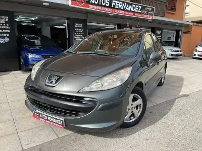 Usado Peugeot 207 Business-Line 70 CV (51 kW) 2010 Gris / plata Berlina