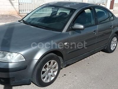 Gris / plata Usado 2003 VW Passat Advance Familiar | 2200 €