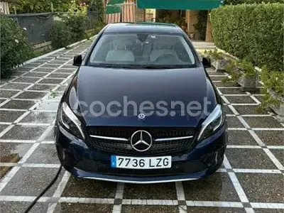 Usado Mercedes A180 109 CV (80 kW) 2018 Azul Berlina