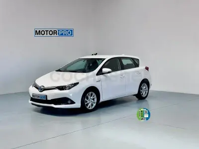 Usado Toyota Auris Hybrid Active 136 CV (100 kW) 2015 Blanco Berlina