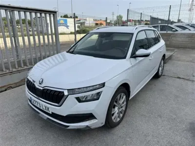 Usado Skoda Kamiq 110 CV (80 kW) 2022 Blanco SUV