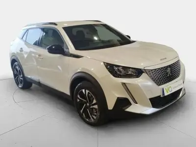 Usado Peugeot e-2008 Allure 100 kW (136 CV) 2023 Plateado SUV