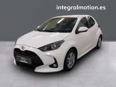 Usado Toyota Yaris Hybrid Active 116 CV (85 kW) 2022 Blanco Berlina