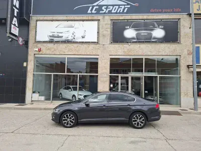 Usado VW Passat Executive 120 CV (88 kW) 2020 Gris / plata Berlina