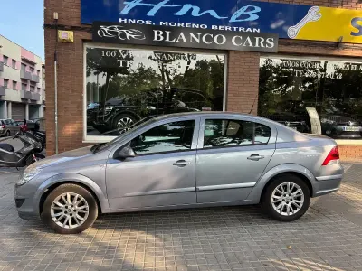 Usado Opel Astra Edition 116 CV (85 kW) 2009 Gris Berlina