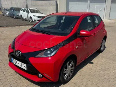Usado Toyota Aygo X-play 69 CV (50 kW) 2016 Rojo Utilitario