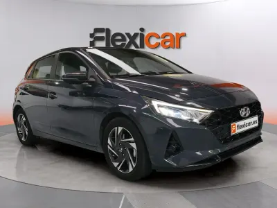 Usado Hyundai i20 101 CV (74 kW) 2022 Gris Utilitario