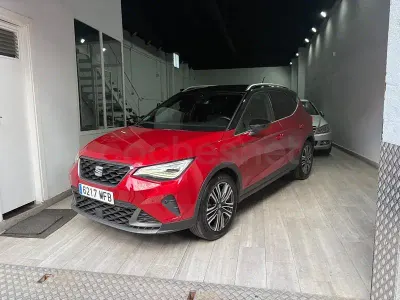 Usado Seat Arona FR 110 CV (80 kW) 2023 Granate SUV