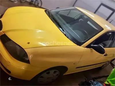 Usado Seat Ibiza Stella 100 CV (73 kW) 2002 Amarillo Utilitario