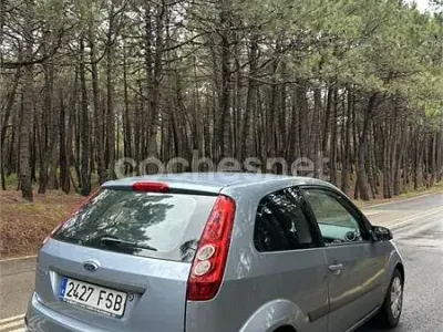 Usado Ford Fiesta Ambiente 70 CV (51 kW) 2007 Azul Utilitario