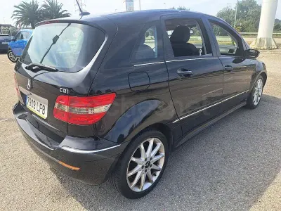 Usado Mercedes B200 140 CV (102 kW) 2010 Negro Monovolumen