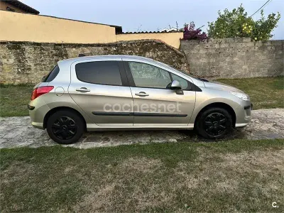 Usado Peugeot 308 120 CV (88 kW) 2008 Gris / plata Berlina