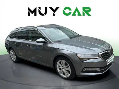 Usado Skoda Superb Style 150 CV (110 kW) 2022 Gris / plata Familiar