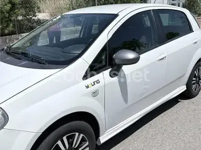 Usado Fiat Punto Young 69 CV (50 kW) 2015 Blanco Utilitario