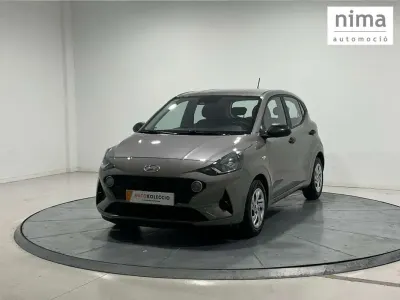 Usado Hyundai i10 67 CV (49 kW) 2022 Gris Utilitario