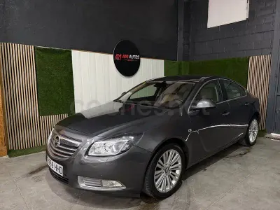 Usado Opel Insignia Cosmo 130 CV (95 kW) 2011 Gris / plata Berlina