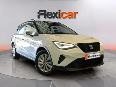 Usado Seat Arona Style 110 CV (80 kW) 2023 Blanco SUV