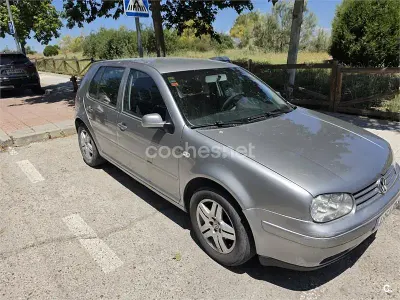 Usado VW Golf IV Highline 105 CV (77 kW) 2003 Gris / plata Berlina
