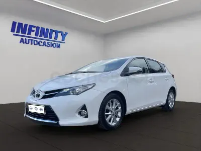 Usado Toyota Auris Active 124 CV (91 kW) 2015 Blanco Berlina