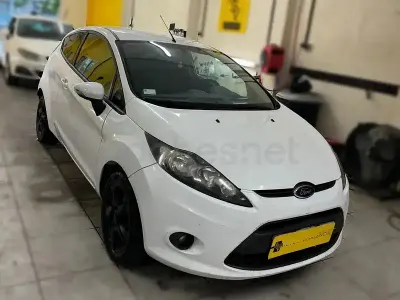 Usado Ford Fiesta Trend 82 CV (60 kW) 2010 Blanco Berlina