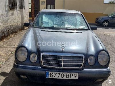 Usado Mercedes E200 136 CV (100 kW) 1997 Azul Berlina