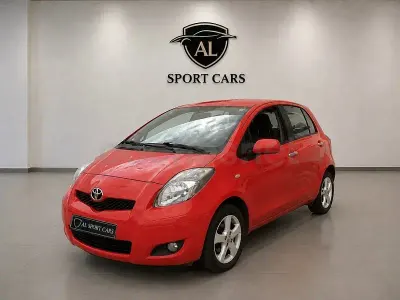 Usado Toyota Yaris Connect Style 101 CV (74 kW) 2010 Rojo Utilitario