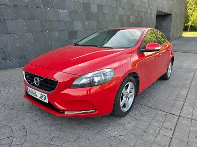 Usado Volvo V40 Kinetic 115 CV (84 kW) 2015 Rojo Berlina