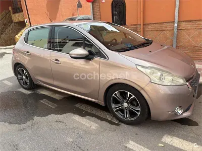 Usado Peugeot 208 Allure 95 CV (69 kW) 2012 Violeta / lila Utilitario