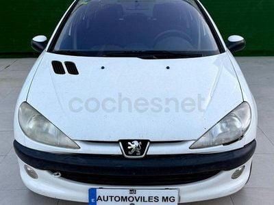 Usado Peugeot 206 70 CV (51 kW) 2004 Blanco Berlina