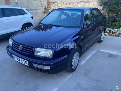 Usado VW Vento 90 CV (66 kW) 1997 Azul Berlina