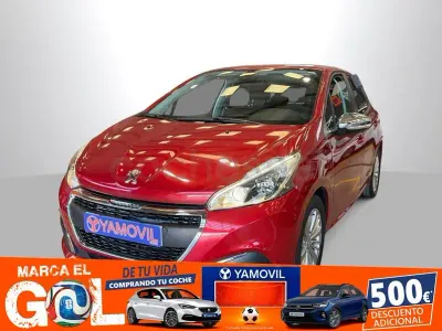 Usado Peugeot 208 Signature Sky 82 CV (60 kW) 2019 Rojo Utilitario